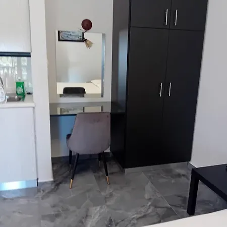 Eleni's Apartman Kateliósz